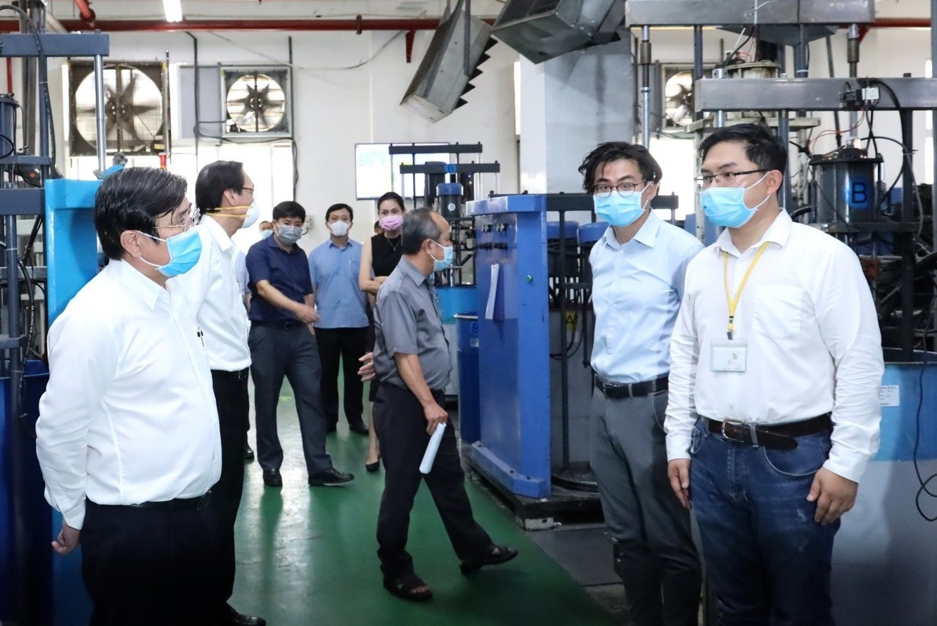 Doanh nghiep nao tai TP.HCM phai ngung hoat dong trong dich Covid-19? hinh anh