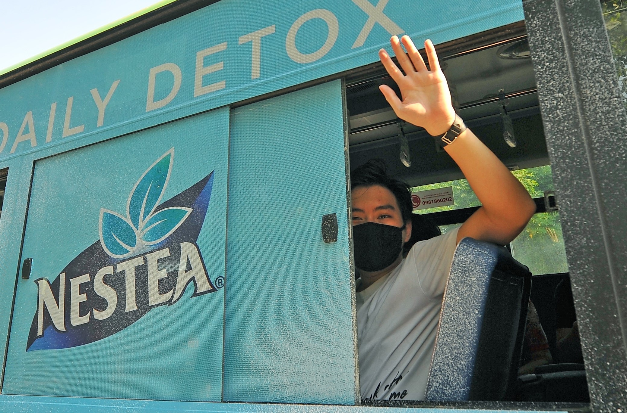 Chien si va bac si buon vui tien nguoi cach ly tro ve nha hinh anh