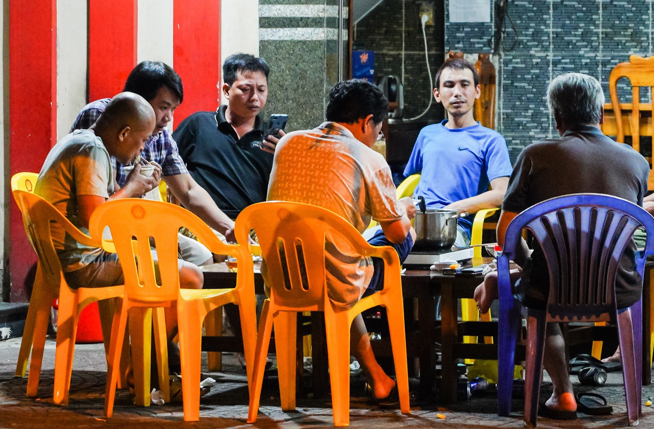 TP.HCM chua cho phep nha hang, phong gym, tiem hot toc hoat dong hinh anh