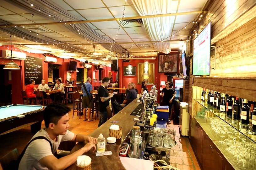 o dich bar Buddha anh 1