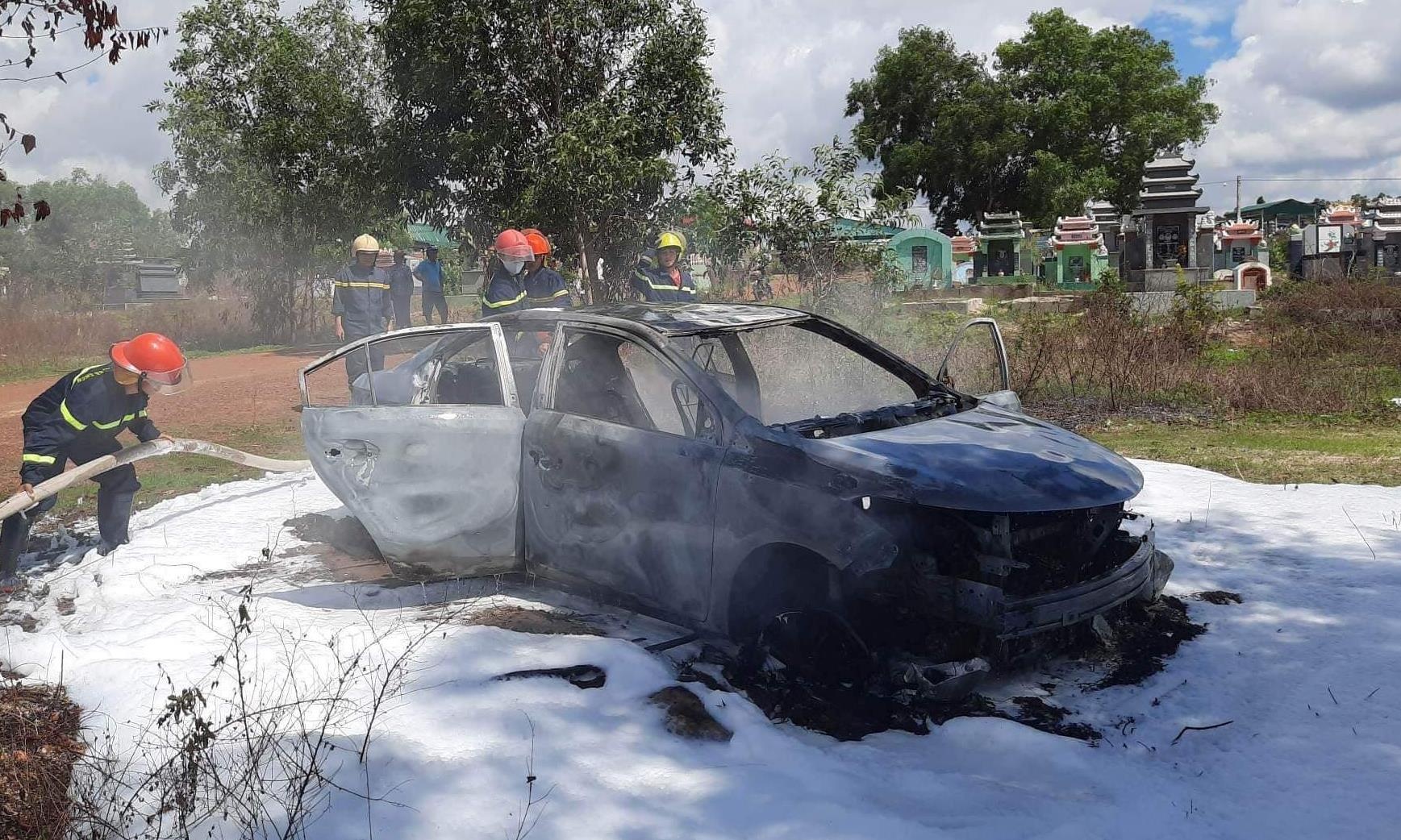 Oto chay rui trong nghia trang hinh anh