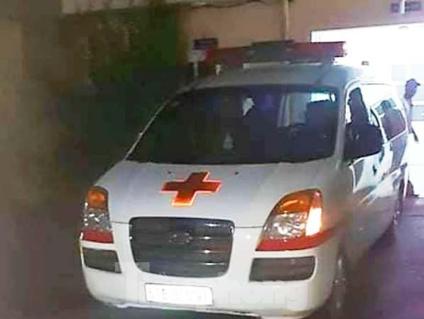 Ba chu tiem an chet tren vung mau trong phong tro hinh anh