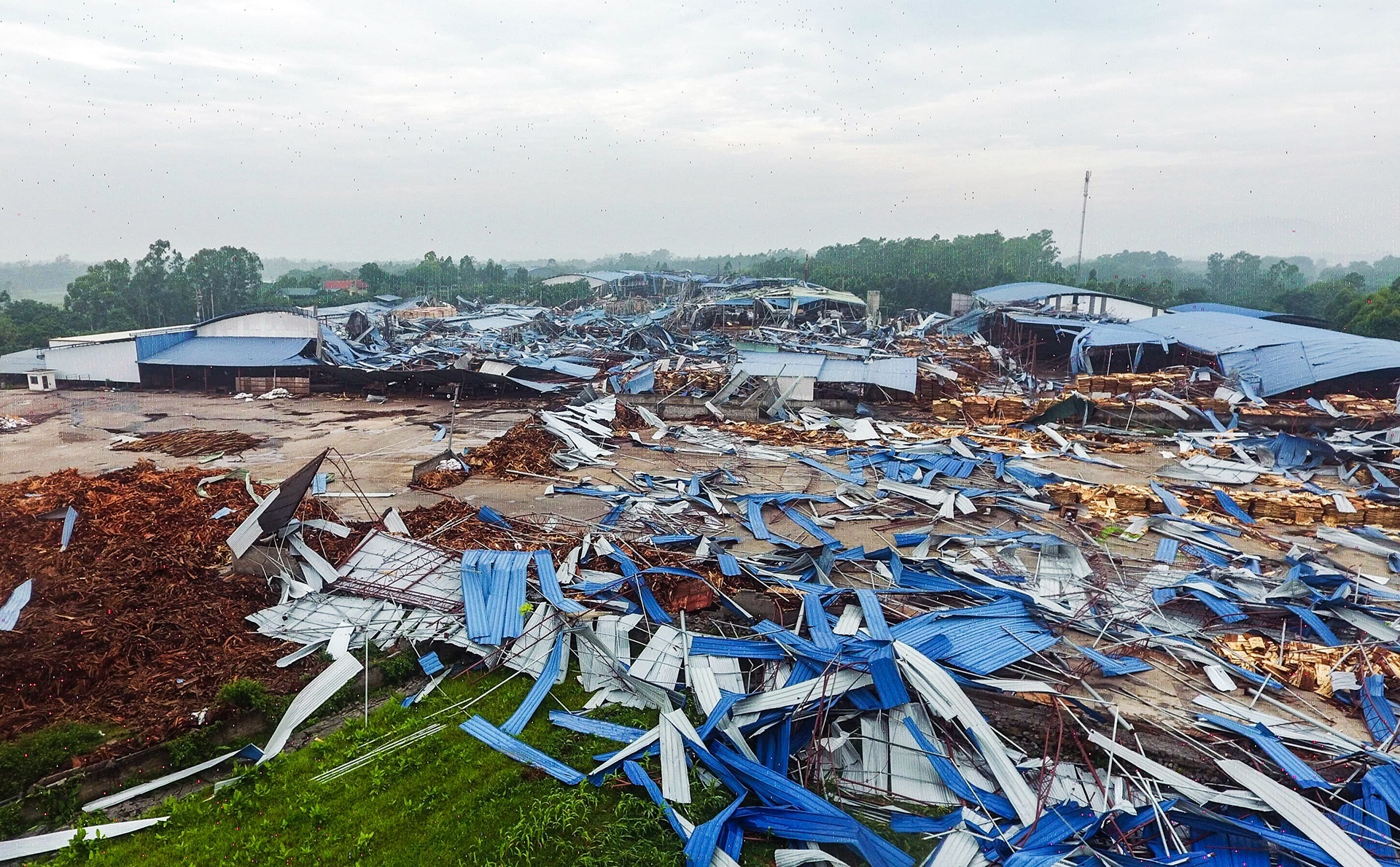 loc xoay khien xuong go sap lam 3 nguoi chet anh 2