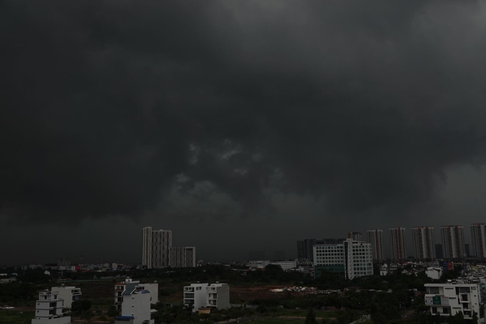 TP.HCM mua lon do anh huong cua bao anh 1