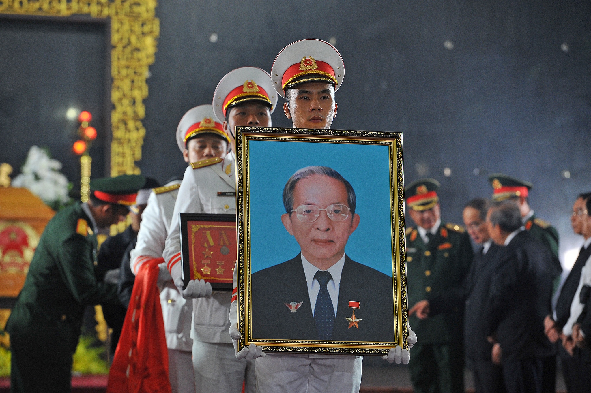 Ong Muoi Huong ve voi dat me hinh anh