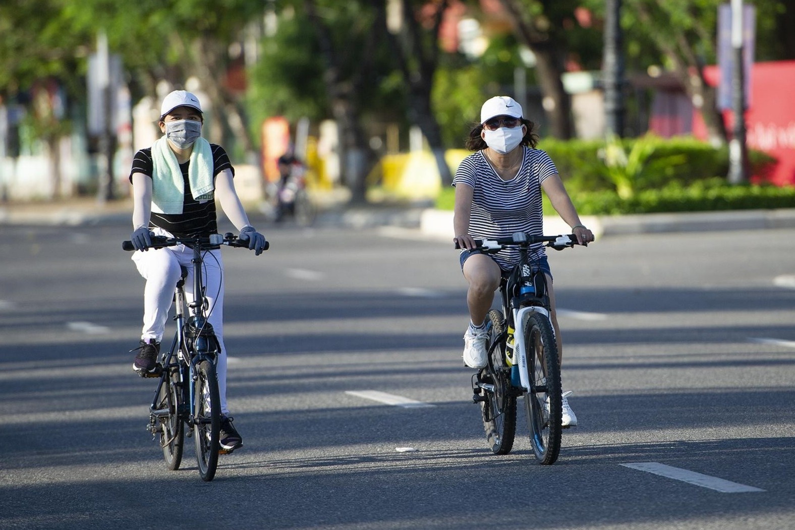 Pho phuong Da Nang trong ngay dau tai gian cach xa hoi hinh anh