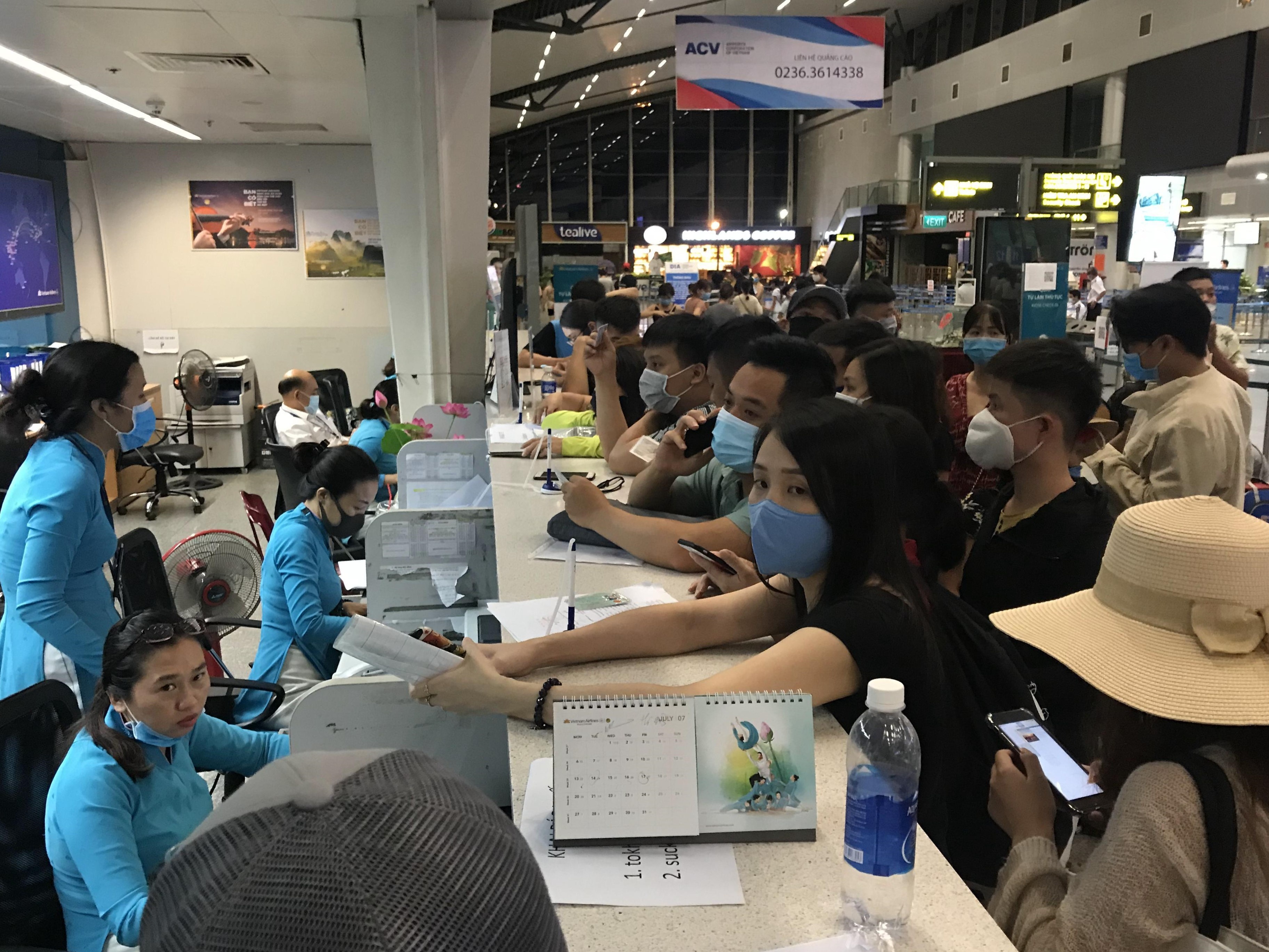 Chen chuc doi ve roi Da Nang truoc gio gian cach xa hoi hinh anh