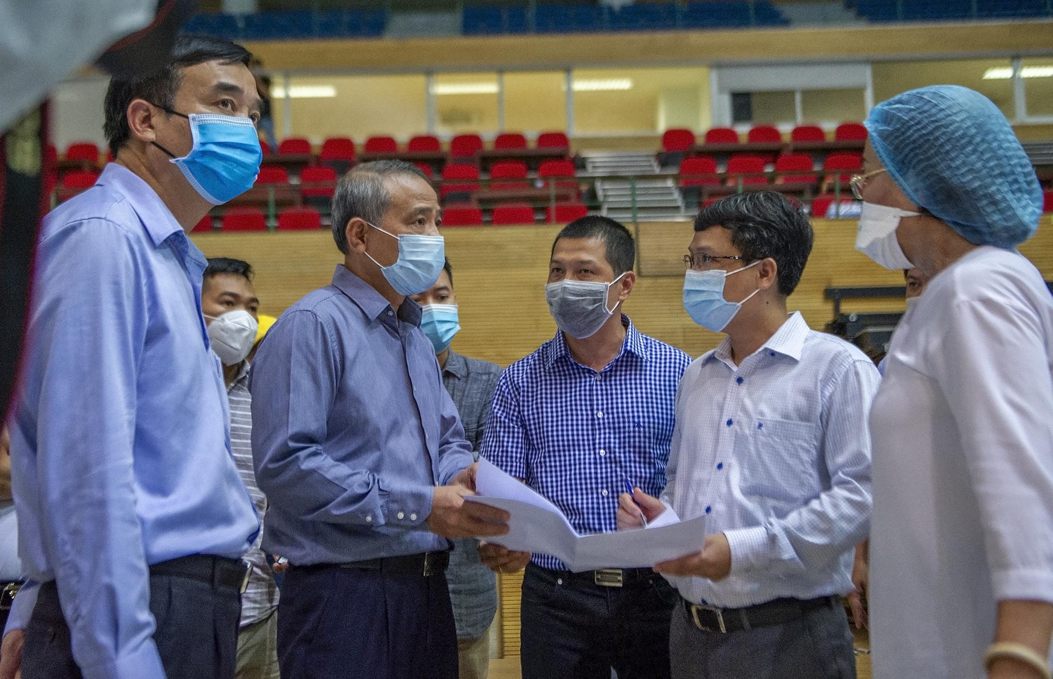 nu dieu duong ngu tren bia carton anh 2