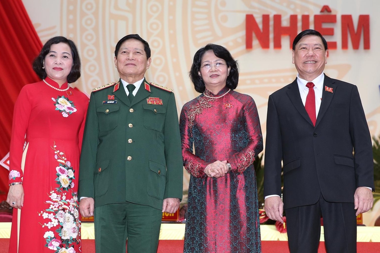 Pho chu tich nuoc, Bo truong Quoc phong du Dai hoi Dang bo Vinh Long hinh anh
