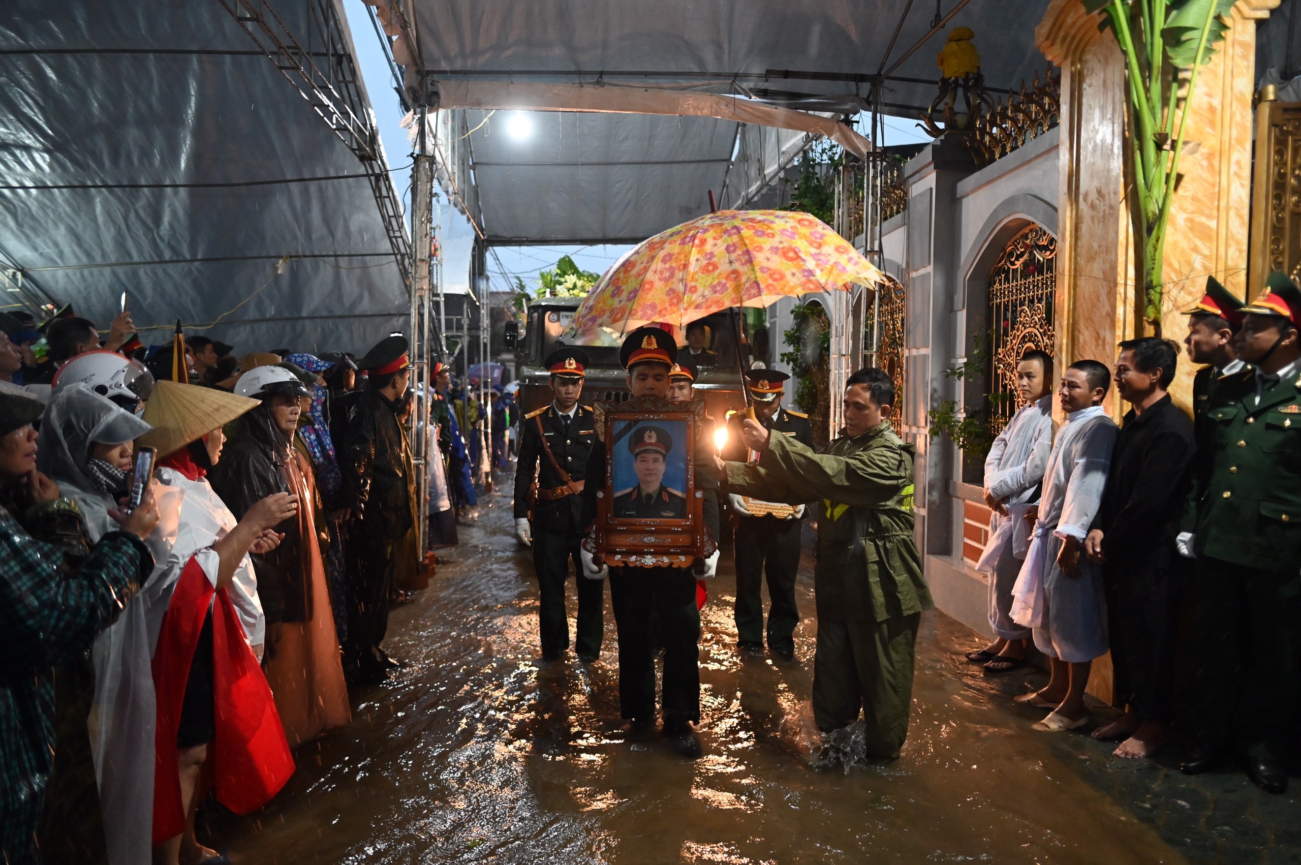 Nguoi Quang Binh loi nuoc don linh cuu tuong Man hinh anh