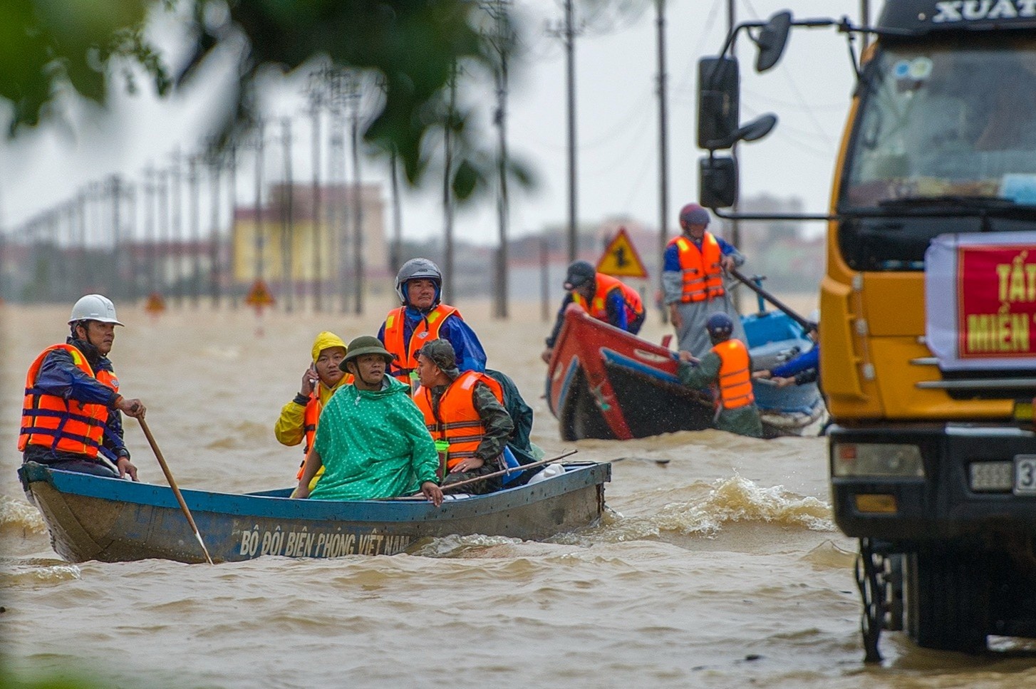 Nhung cuoc giai cuu nghet tho o ron lu Quang Binh hinh anh