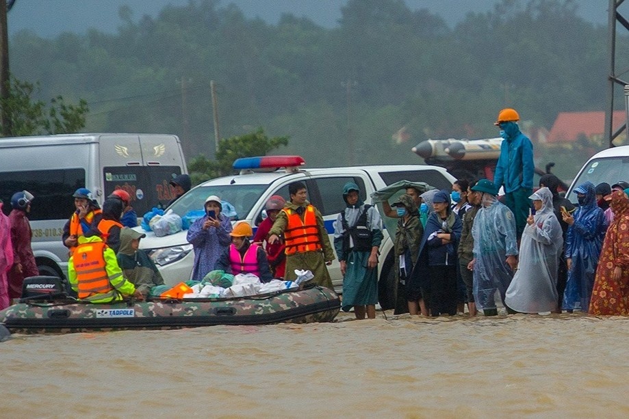 Cuu tro Quang Binh: Nguoi can khong co, nguoi cho chua the toi hinh anh