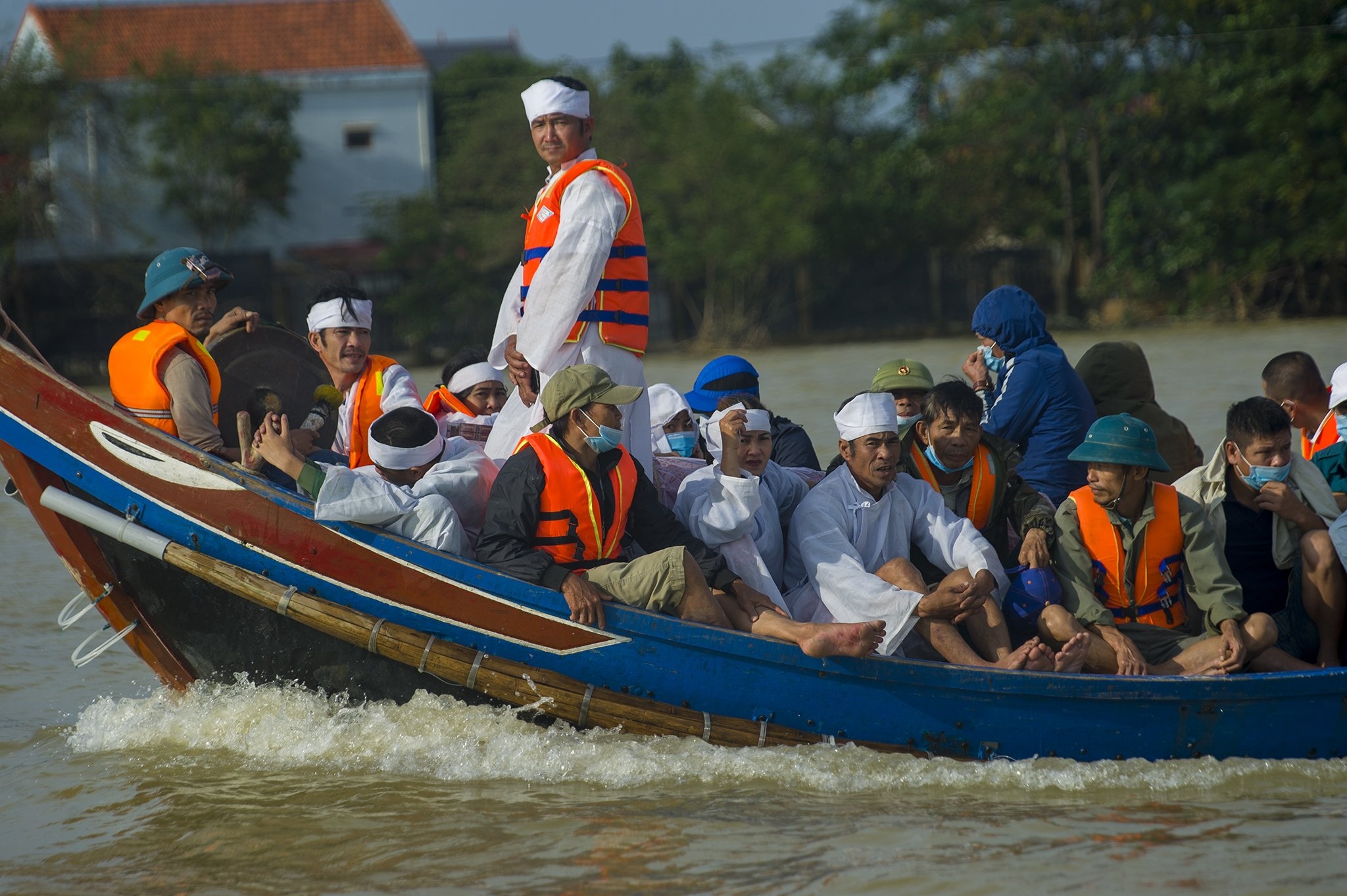 Le Thuy chim trong nuoc lu anh 3