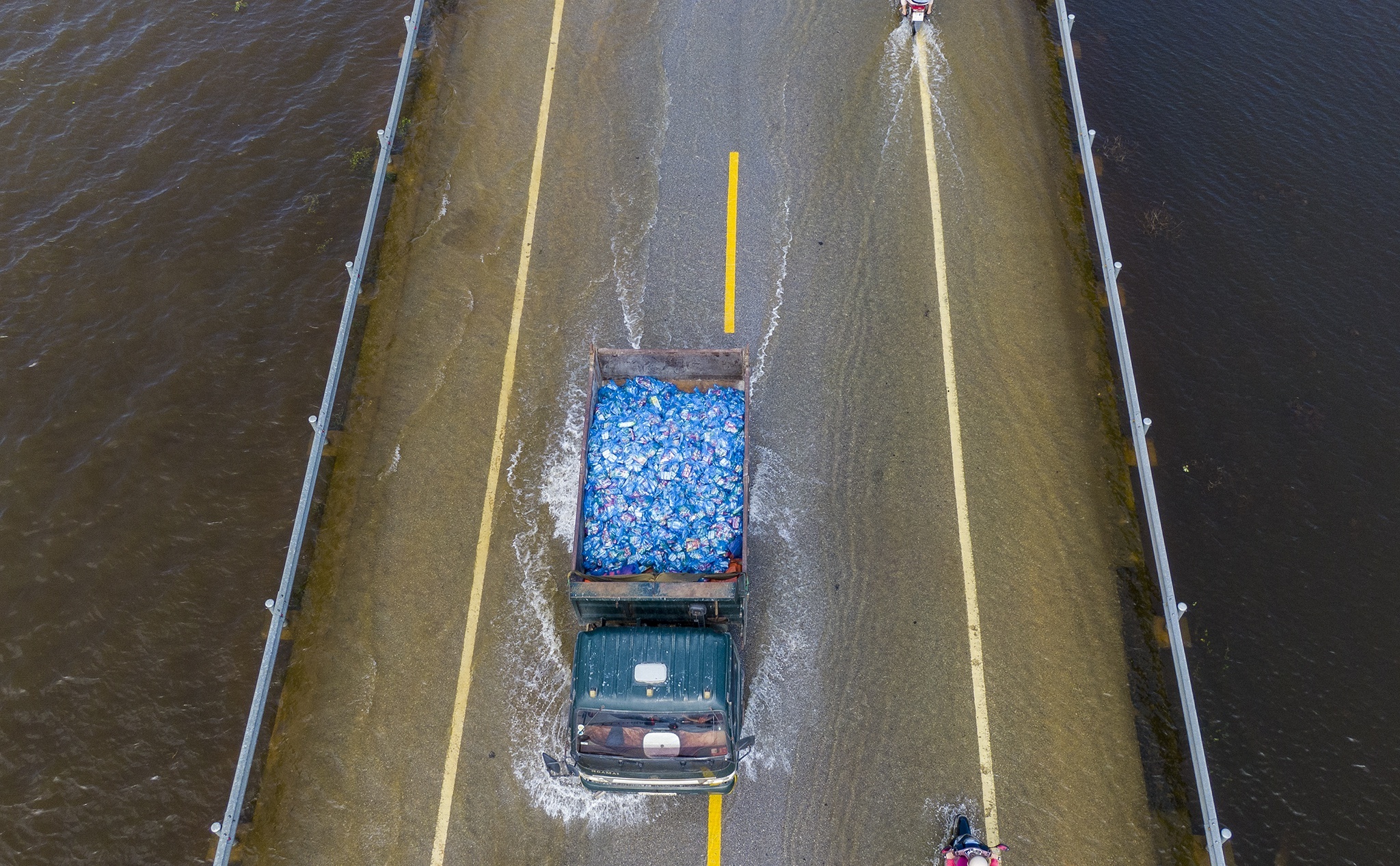 De xuat mien phi cau duong cho doan cuu tro hinh anh