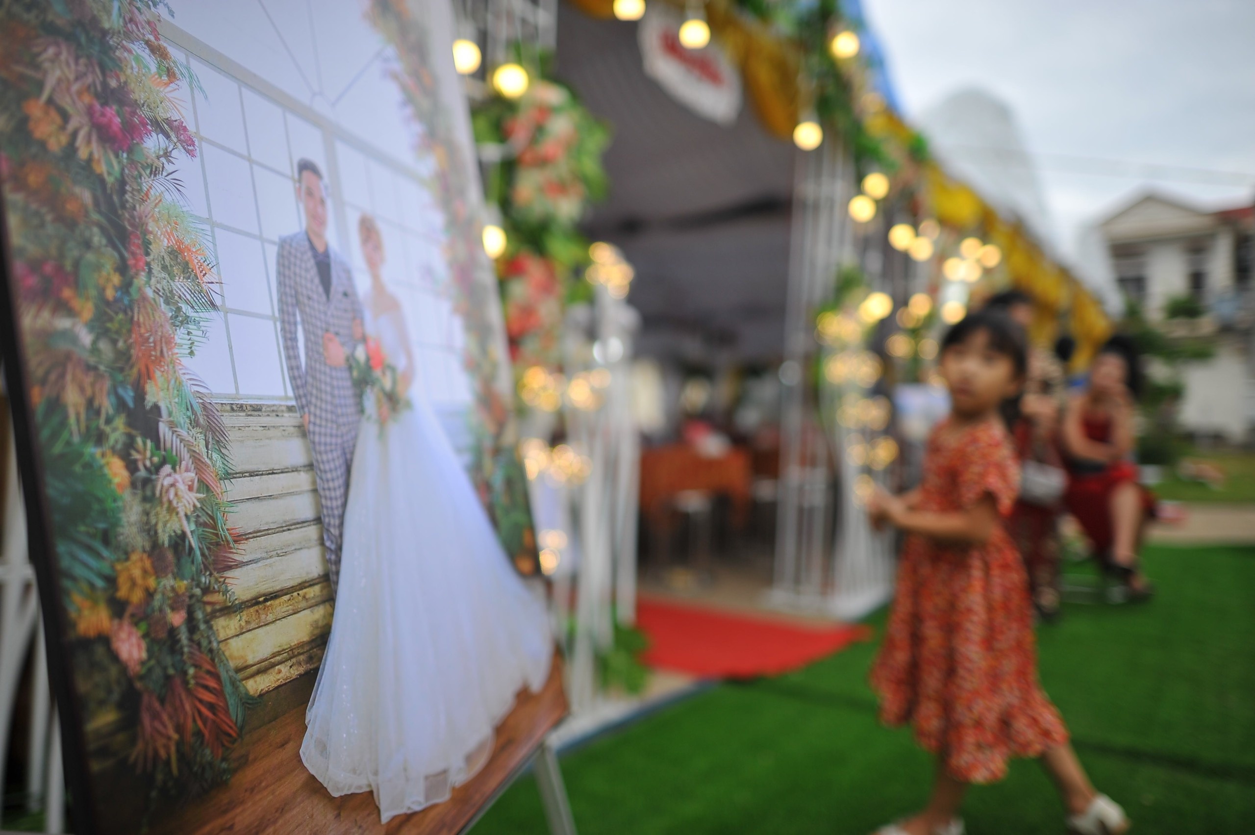 Dan Binh Dinh cuoi 'chay' bao so 9 hinh anh