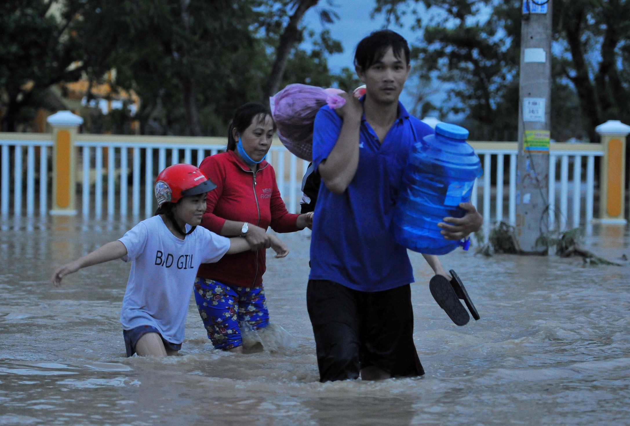Tinh canh tron bao chua xong da phai chay lu cua nguoi Quang Ngai hinh anh