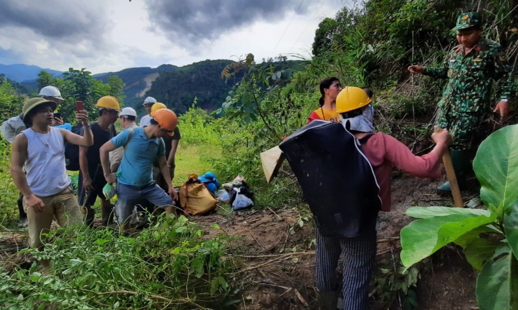 211 cong nhan thuy dien Dak Mi duoc giai cuu ra sao? hinh anh