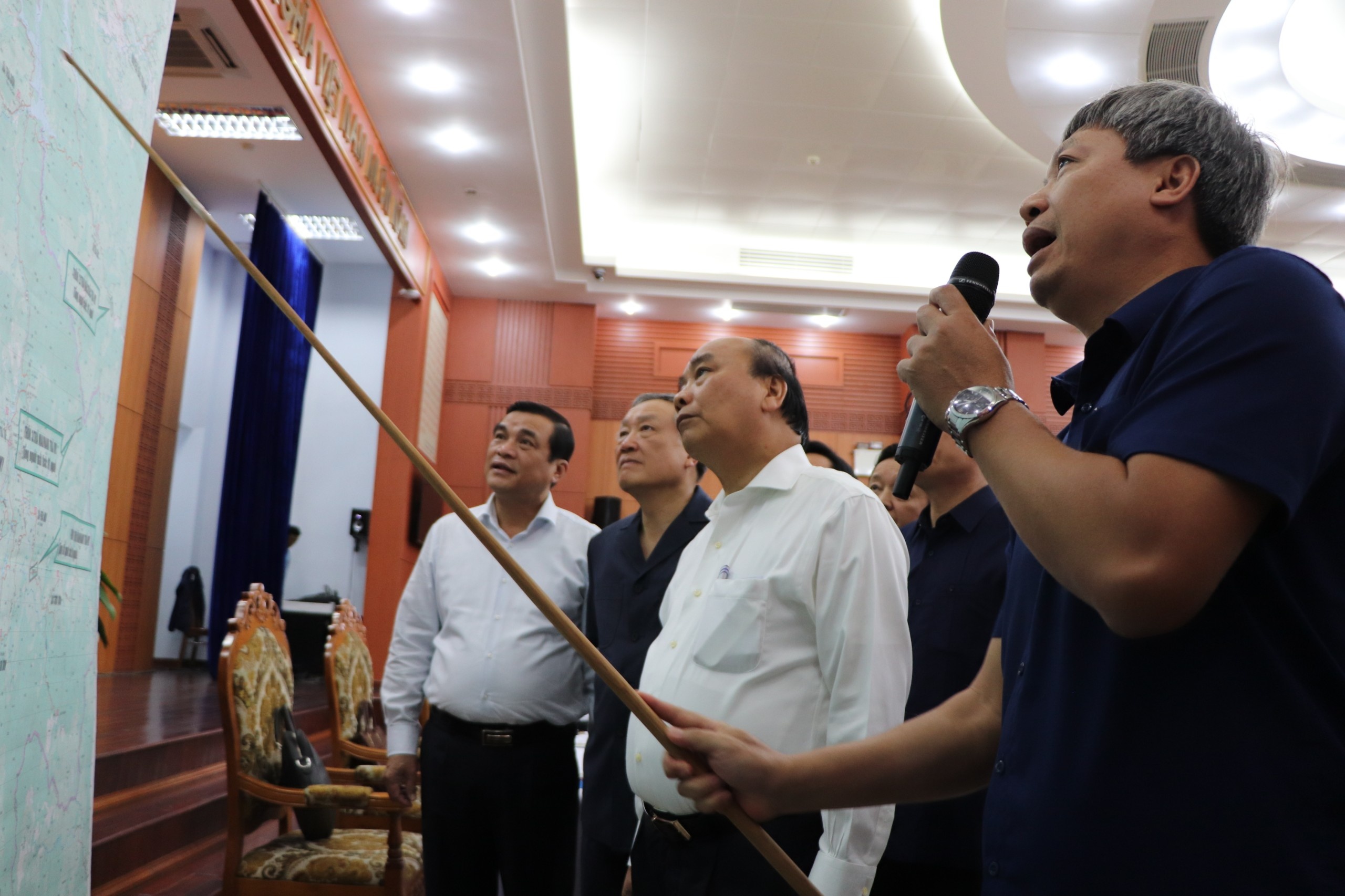 Thu tuong thi sat mien Trung sau bao anh 1