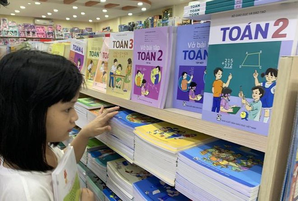 Cu tri TP.HCM buc xuc ve sai sot cua sach giao khoa hinh anh