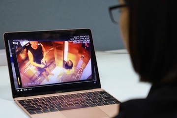 Lanh su Estonia noi gi ve nguoi vo mong phu nu trong thang may? hinh anh