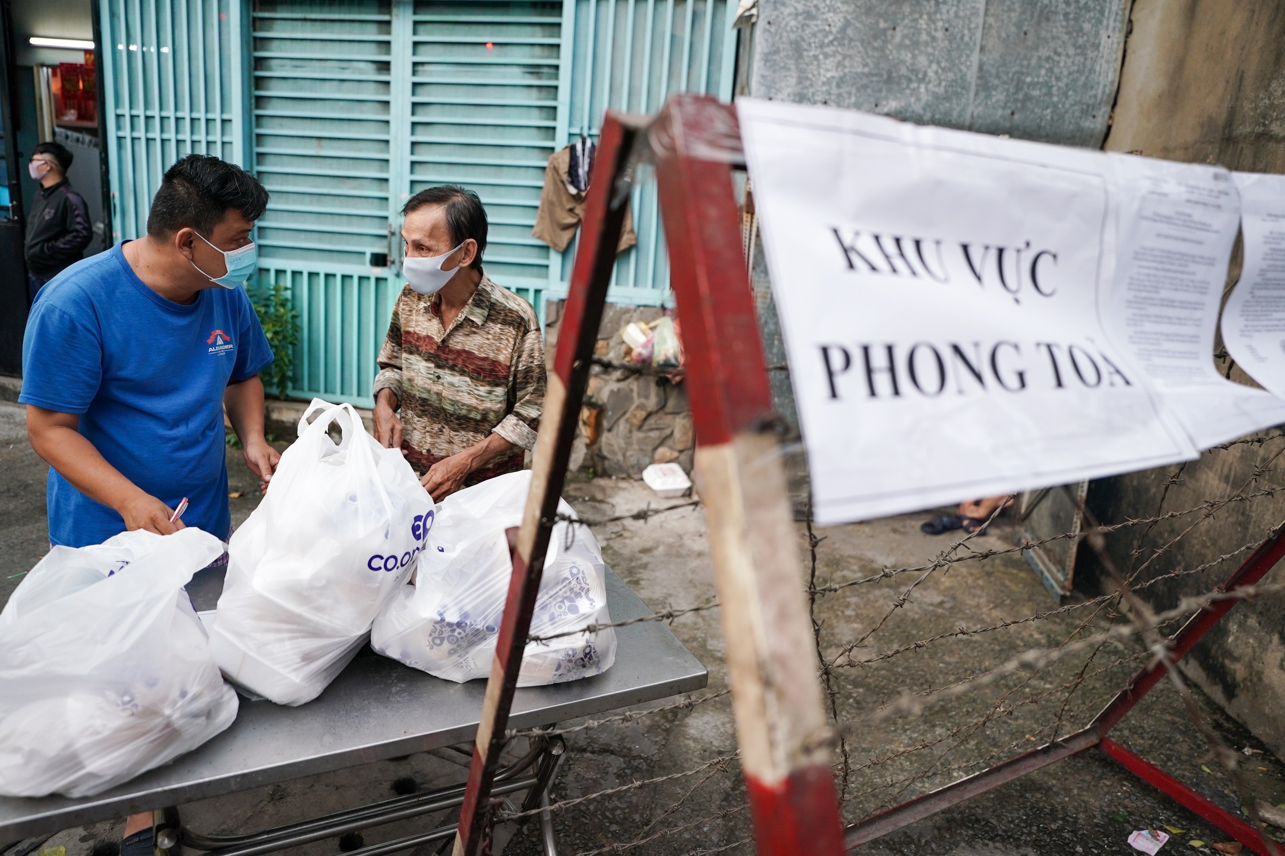 Xem xet cach ly 14 ngay voi tiep vien hang khong hinh anh