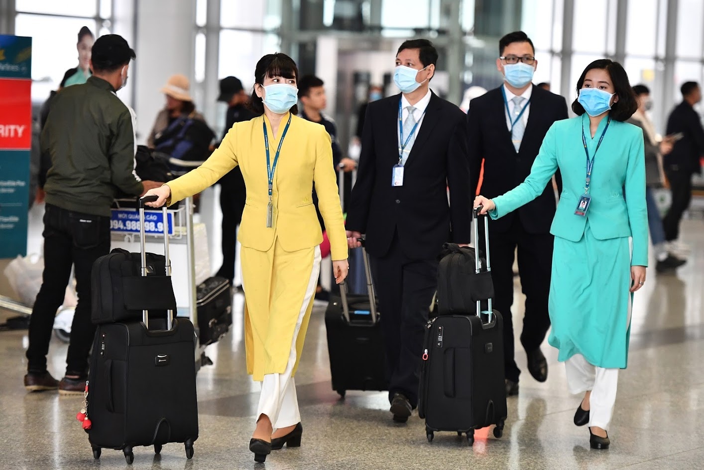 Tiep vien Vietnam Airlines mac Covid-19 van di hoc khi tu cach ly hinh anh