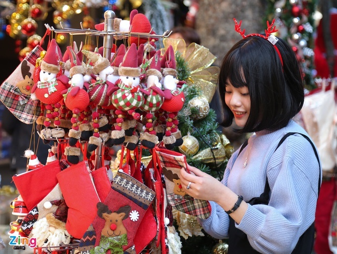 TP.HCM don Giang sinh trong tiet troi se lanh hinh anh