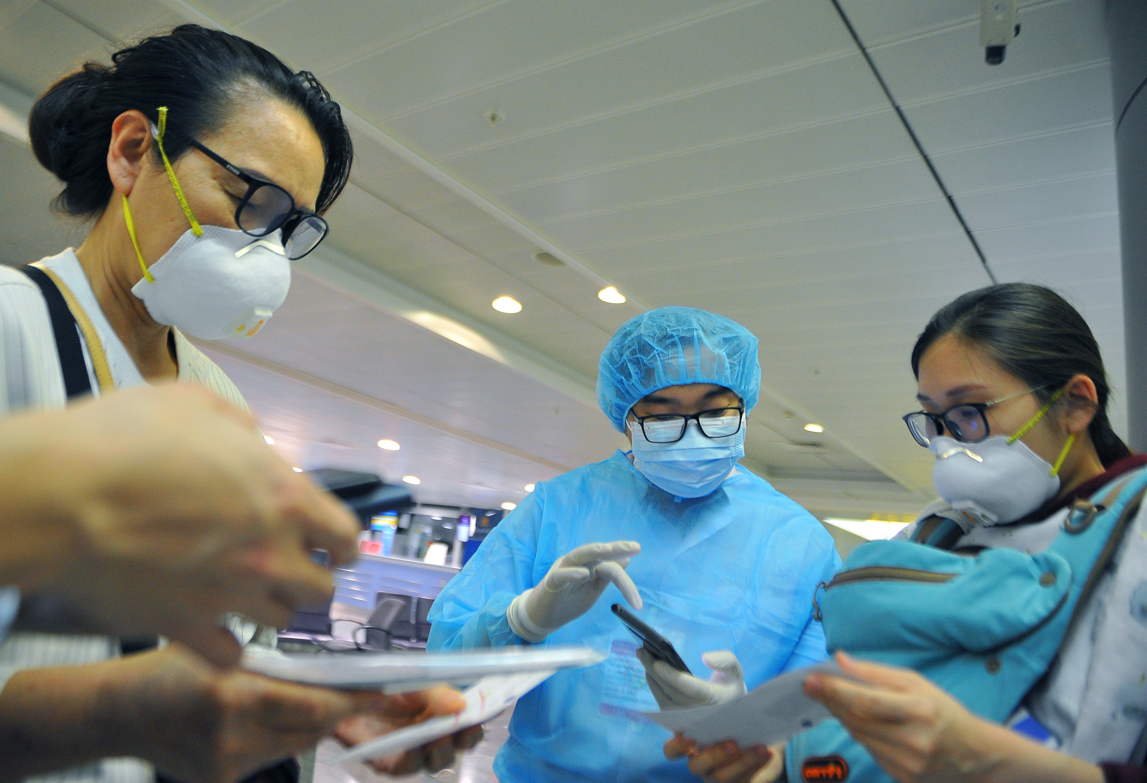 TP.HCM tim nguoi tren chuyen bay co ca nghi mac Covid-19 hinh anh