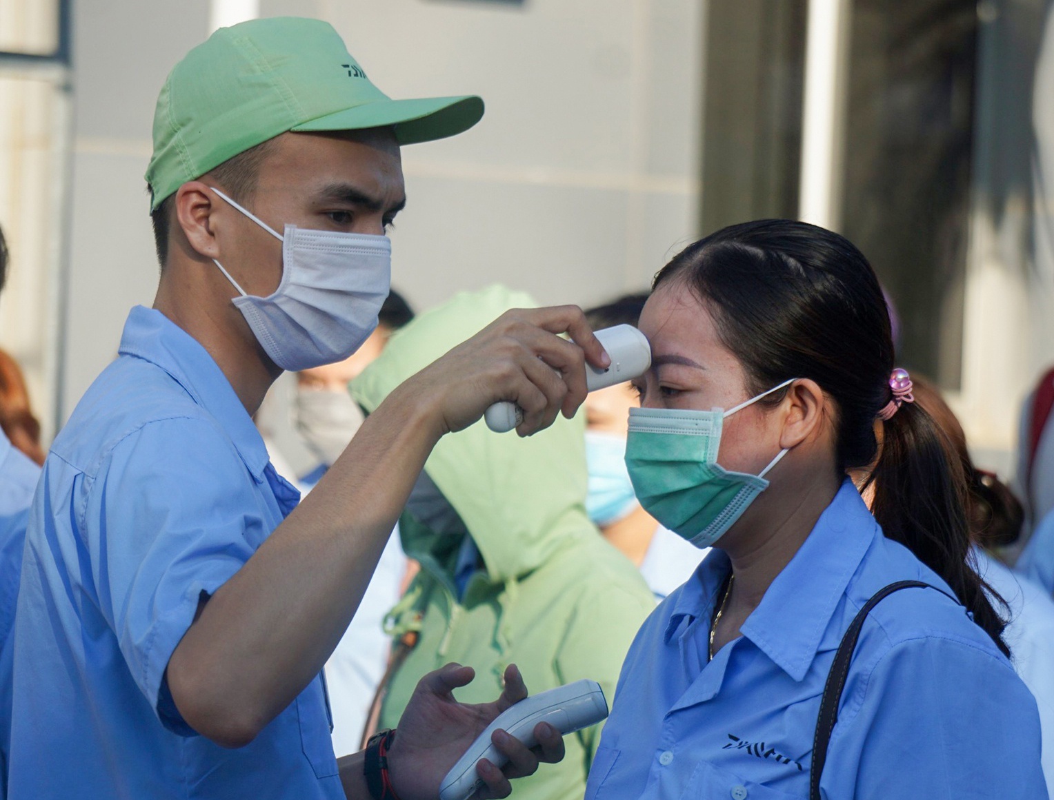 Kien nghi cong nhan duoc tra luong khi cach ly phong Covid-19 hinh anh