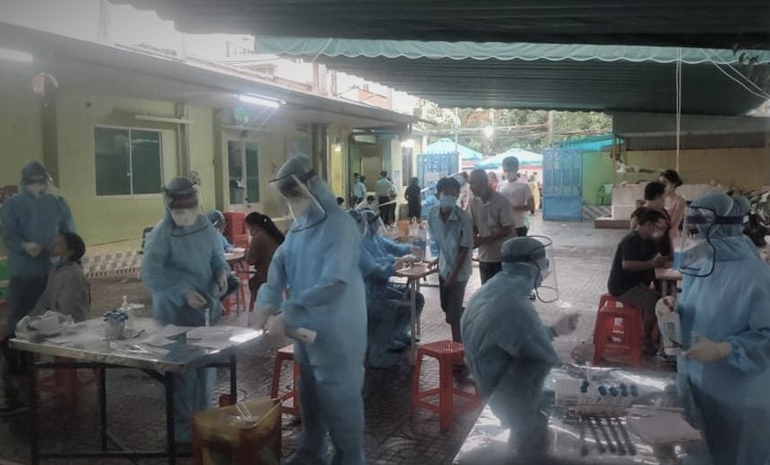 Lay mau xet nghiem Covid-19 o khu Ma Lang trong mua hinh anh