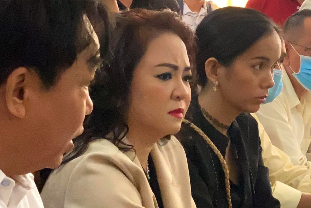 Ba Nguyen Phuong Hang bi phat 7,5 trieu dong hinh anh