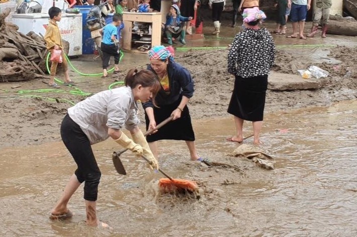 Thu tuong chia buon voi gia dinh co nguoi than gap nan trong lu quet hinh anh