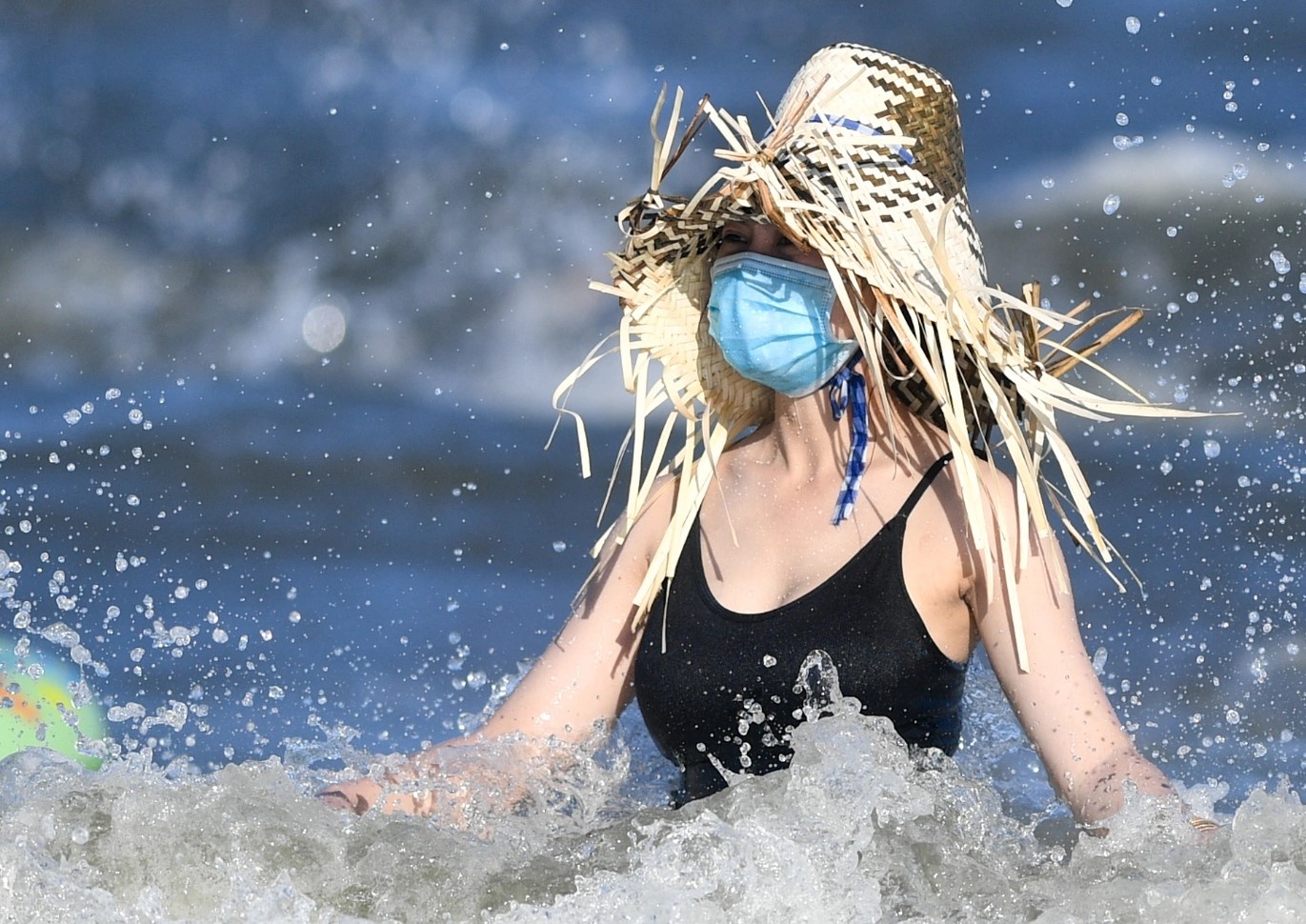 Dich Covid-19 cang thang, cac tinh dong du khach ung pho ra sao? hinh anh