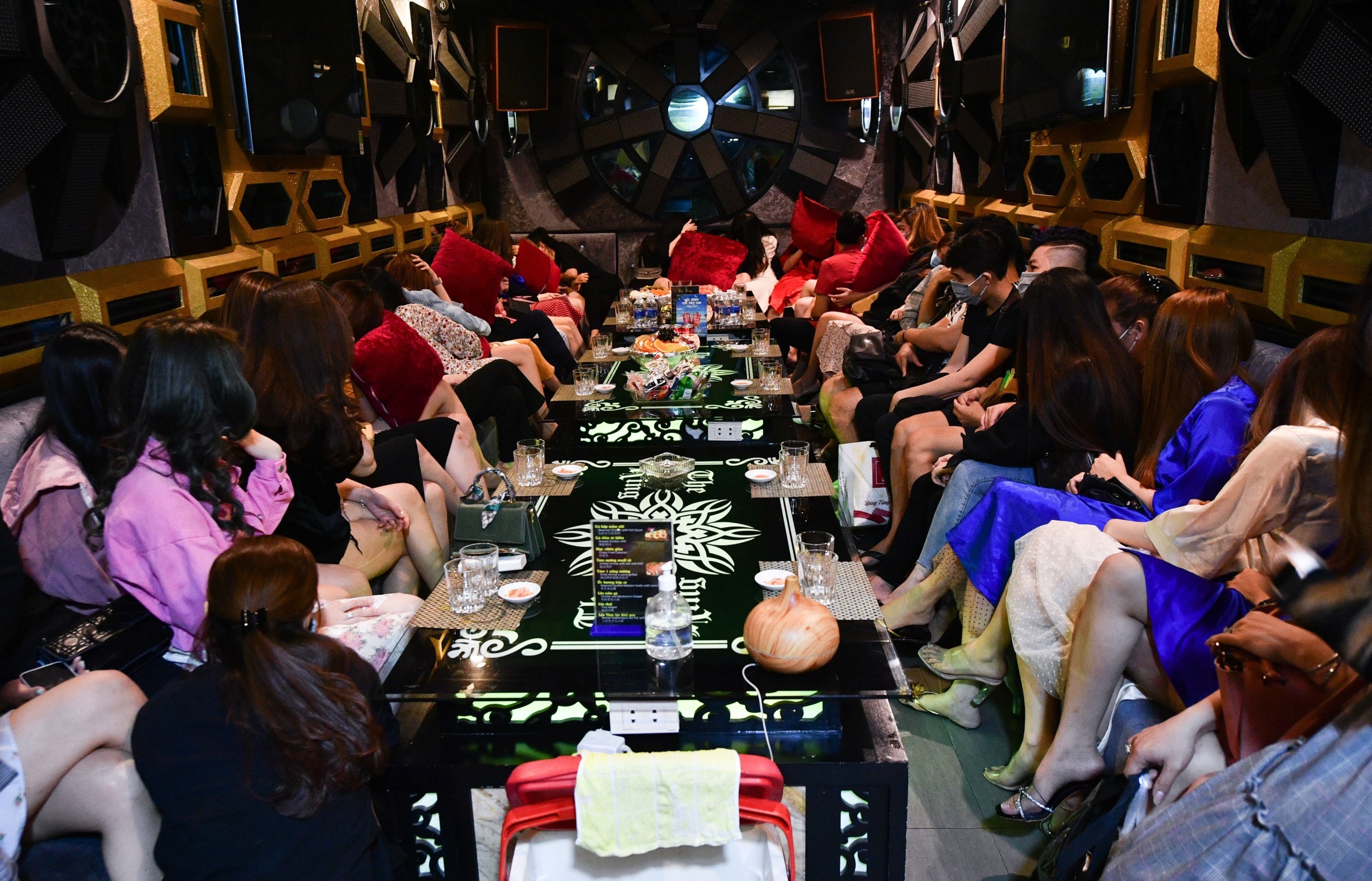 Quan karaoke tra hinh o TP.HCM tiep nhieu khach nuoc ngoai hinh anh