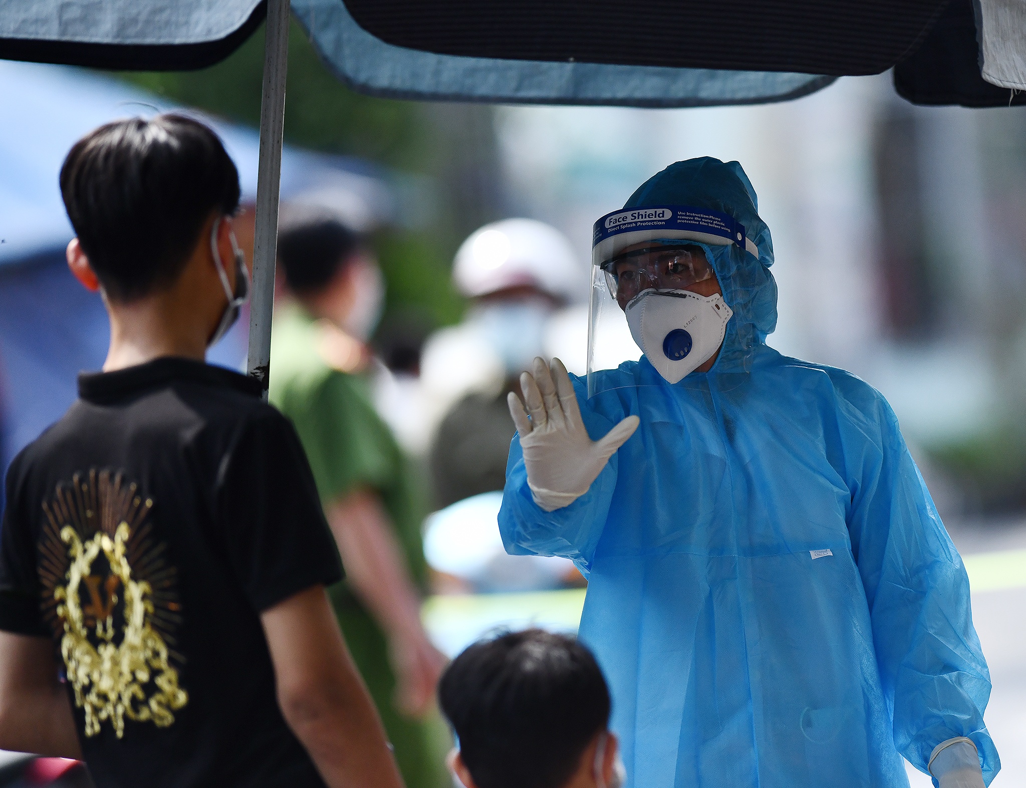 Them 65 ca mac Covid-19, nhieu dia phuong tang toc truy vet, cach ly hinh anh