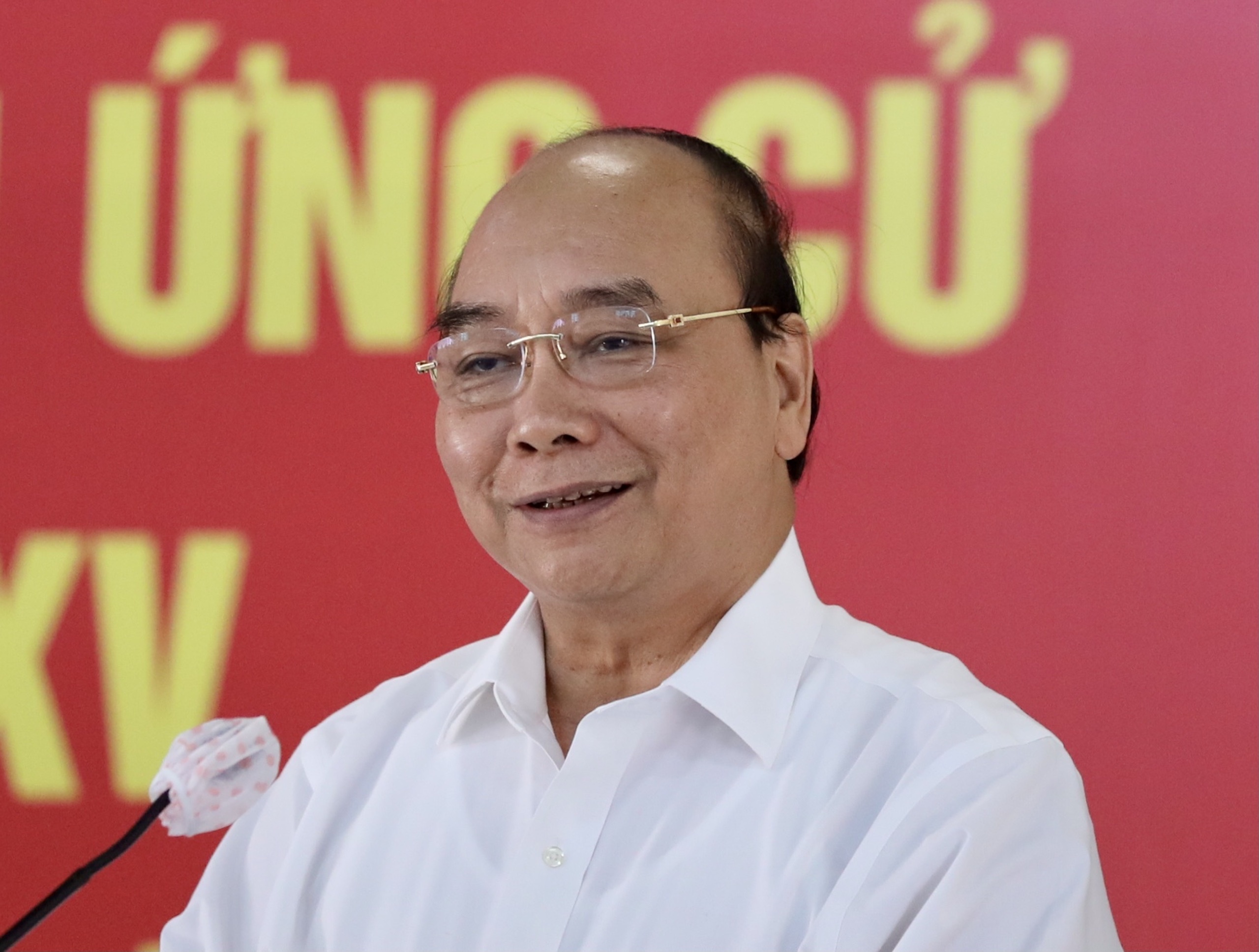 Chu tich nuoc Nguyen Xuan Phuc tiep xuc cu tri anh 1