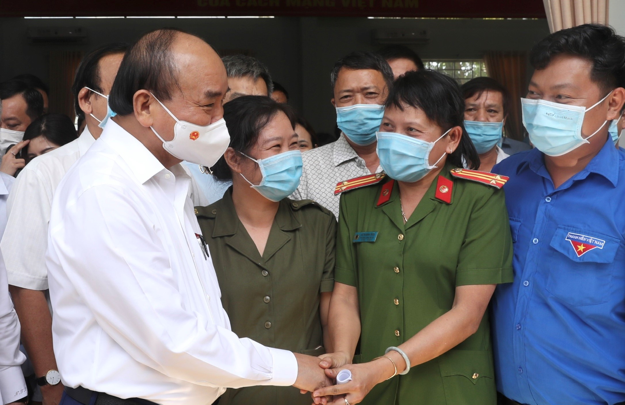 Chu tich nuoc Nguyen Xuan Phuc tiep xuc cu tri anh 3