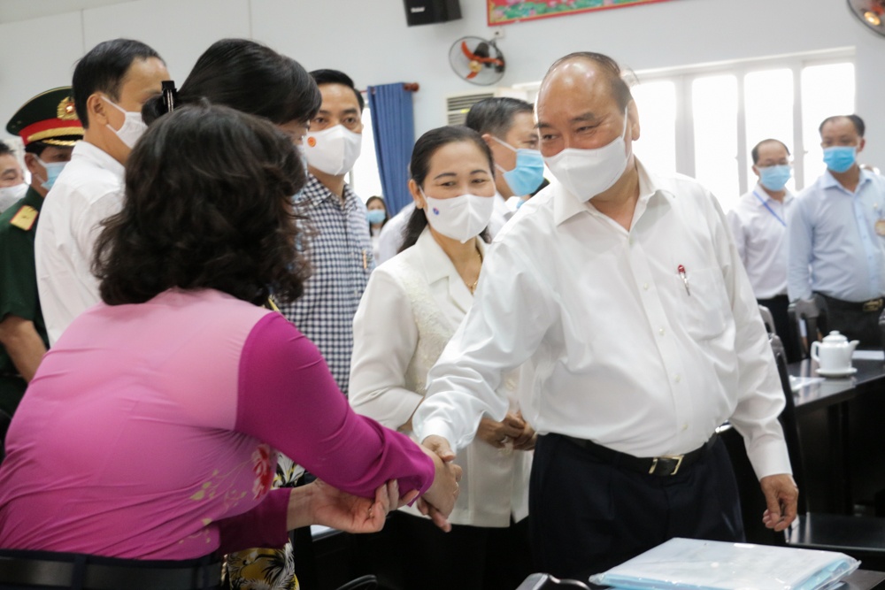 Chu tich nuoc Nguyen Xuan Phuc tiep xuc cu tri anh 3