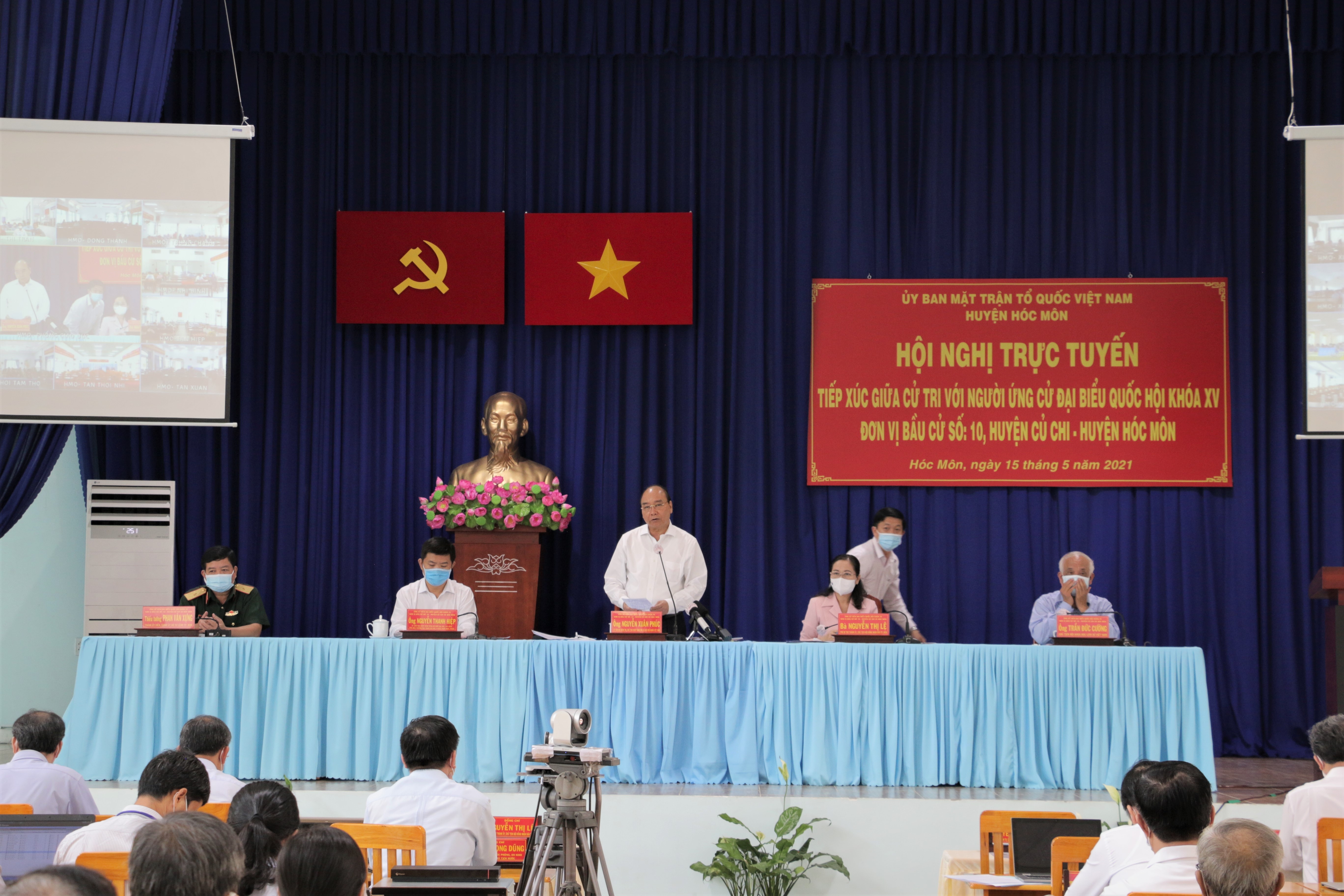 Chu tich nuoc tiep xuc cu tri anh 2