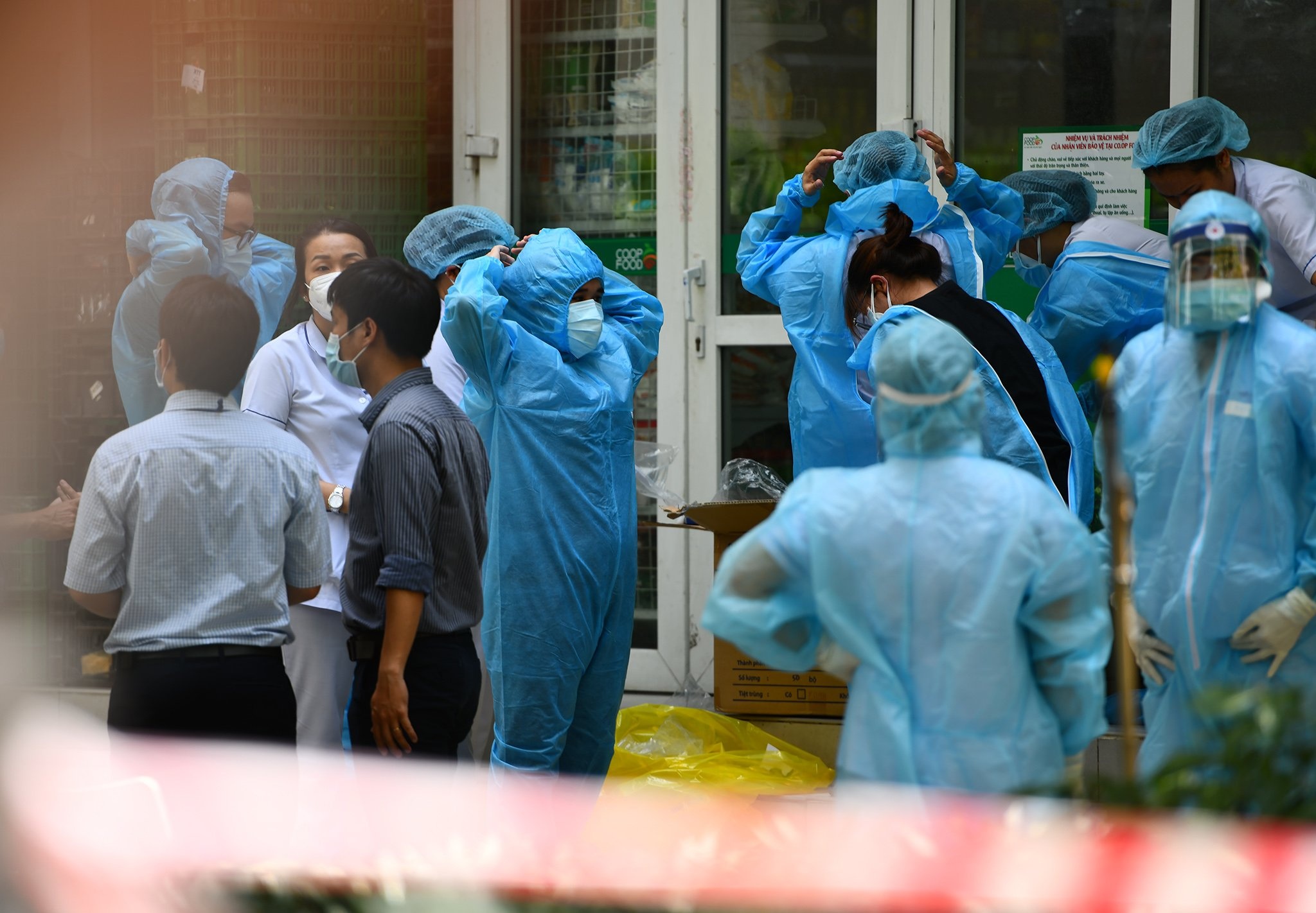 Chu tich TP.HCM tiep xuc cu tri anh 1