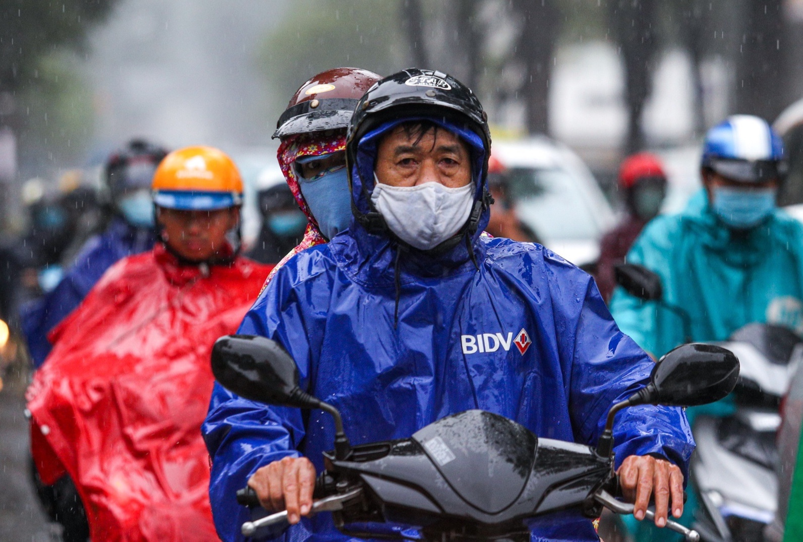 TP.HCM mua lon, nhieu noi bi ngap hinh anh