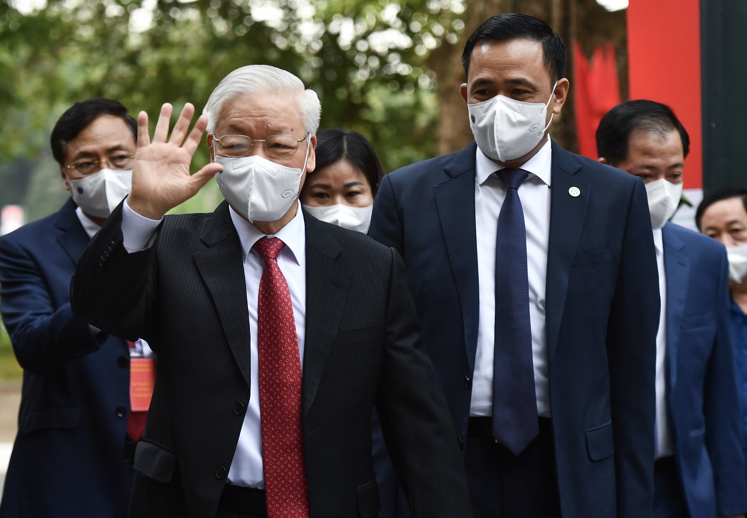 Lanh dao cap cao hoan thanh bo phieu bau cu som hinh anh