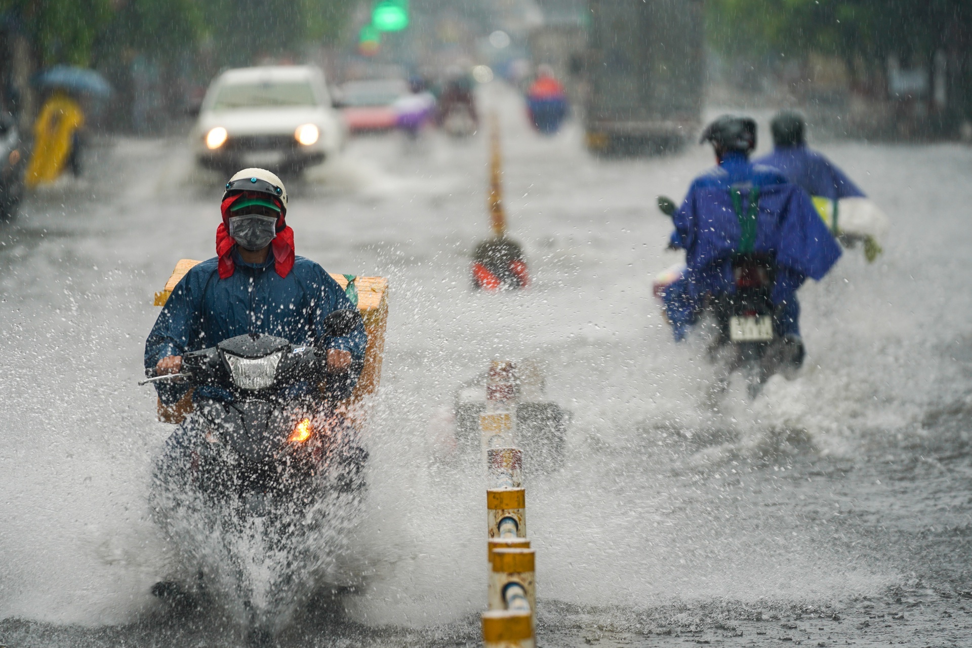 TP.HCM mua ca ngay vao thang 5 - hien tuong bat thuong hinh anh