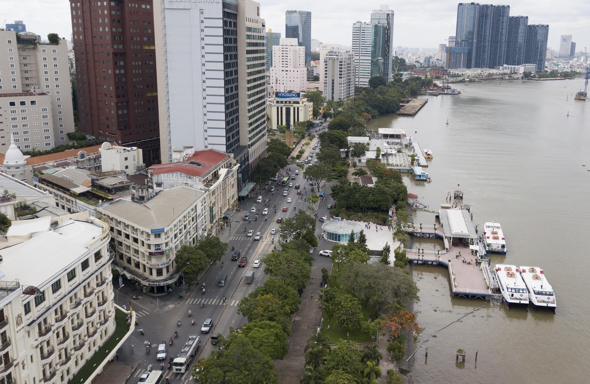 TP.HCM cho phep di doi, don ha 178 cay xanh o Cong vien Ben Bach Dang hinh anh