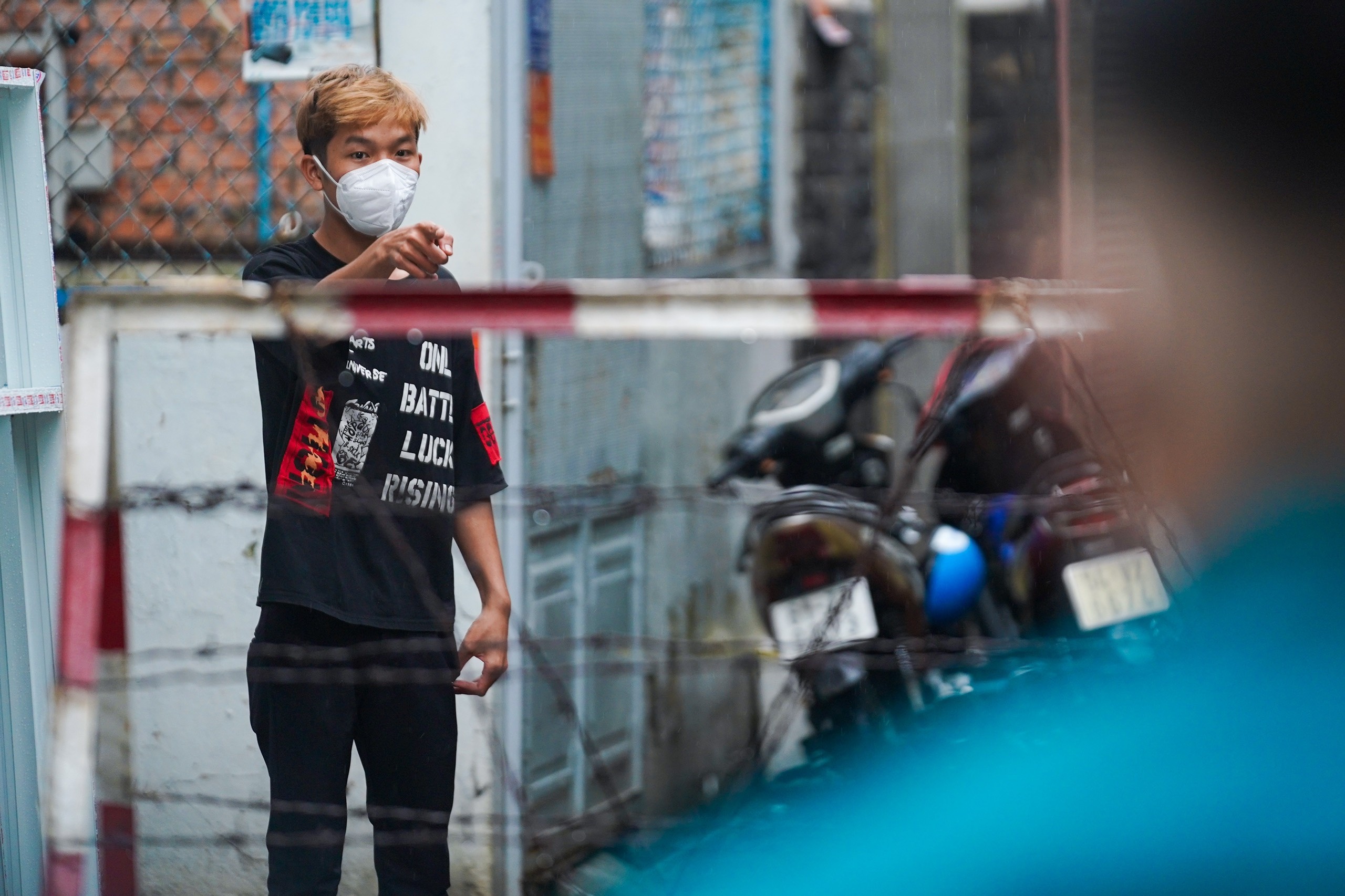 Phong toa mot con hem tai huyen Nha Be hinh anh