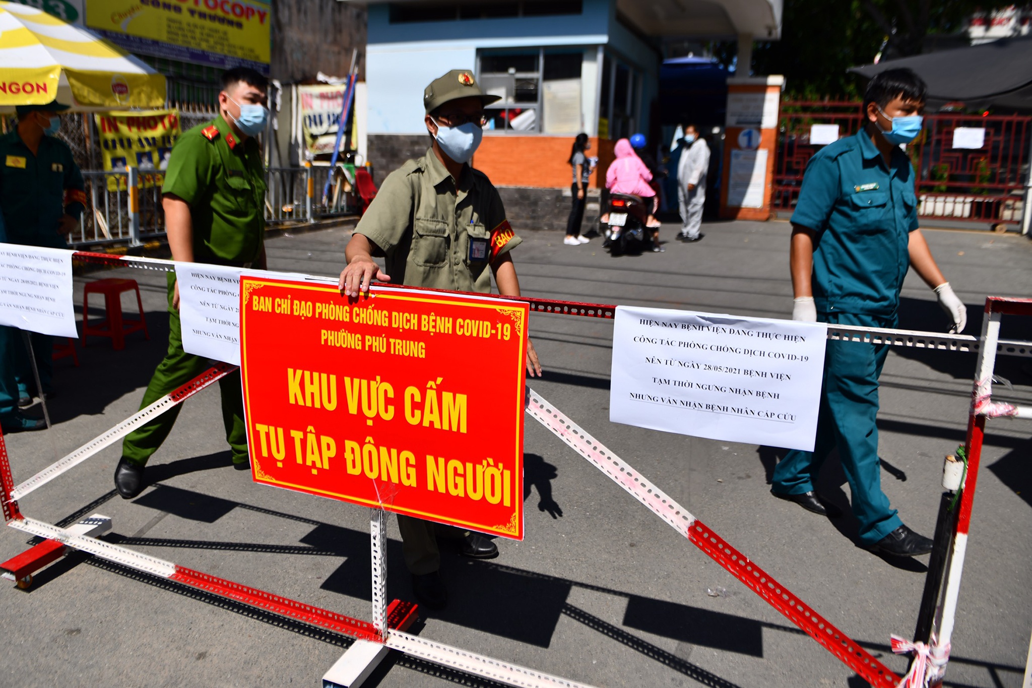 Khoanh vung cach ly Benh vien quan Tan Phu hinh anh