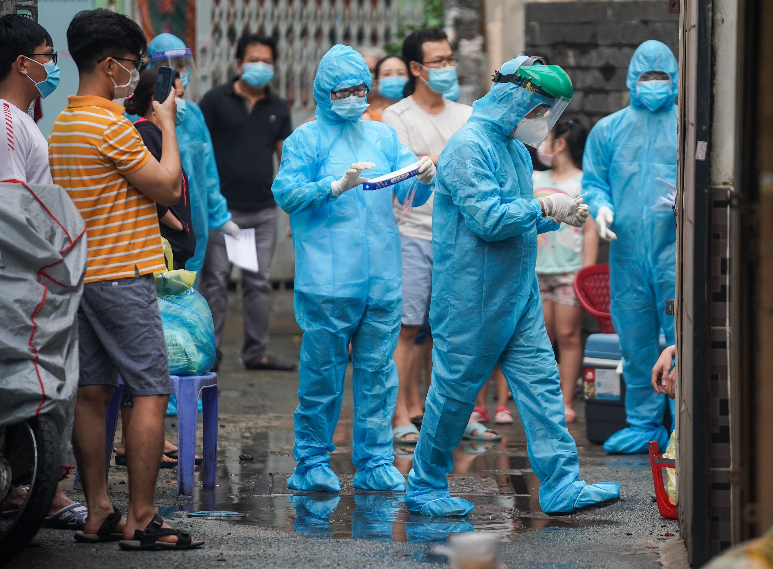 dich Covid-19 bung phat tai TP.HCM anh 1