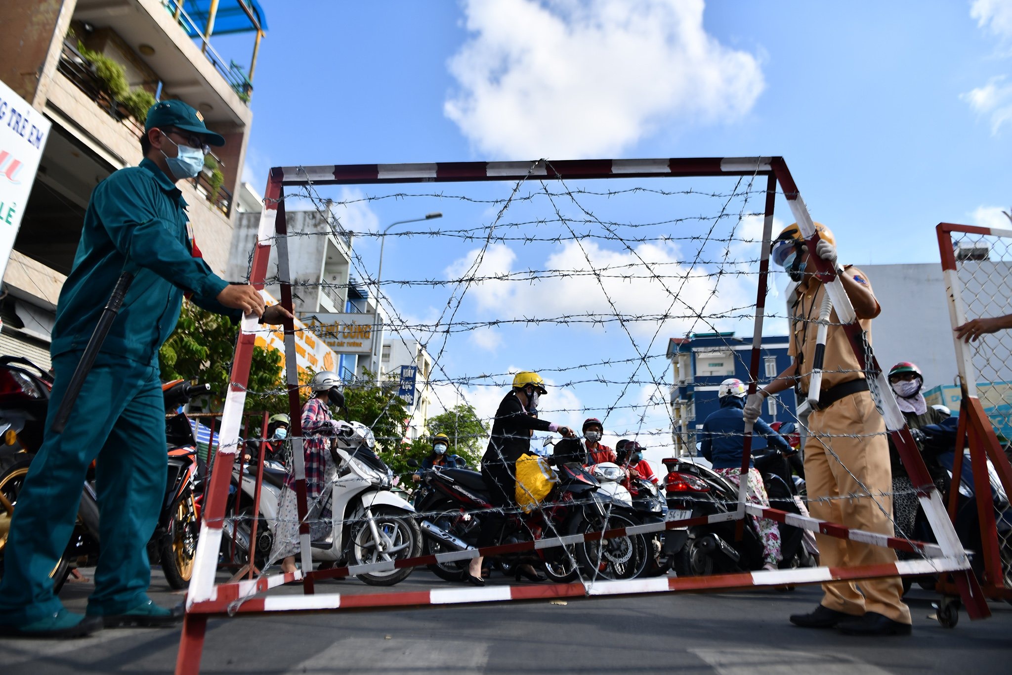 Chu tich quan Go Vap huong dan cach di lai khi cach ly xa hoi hinh anh