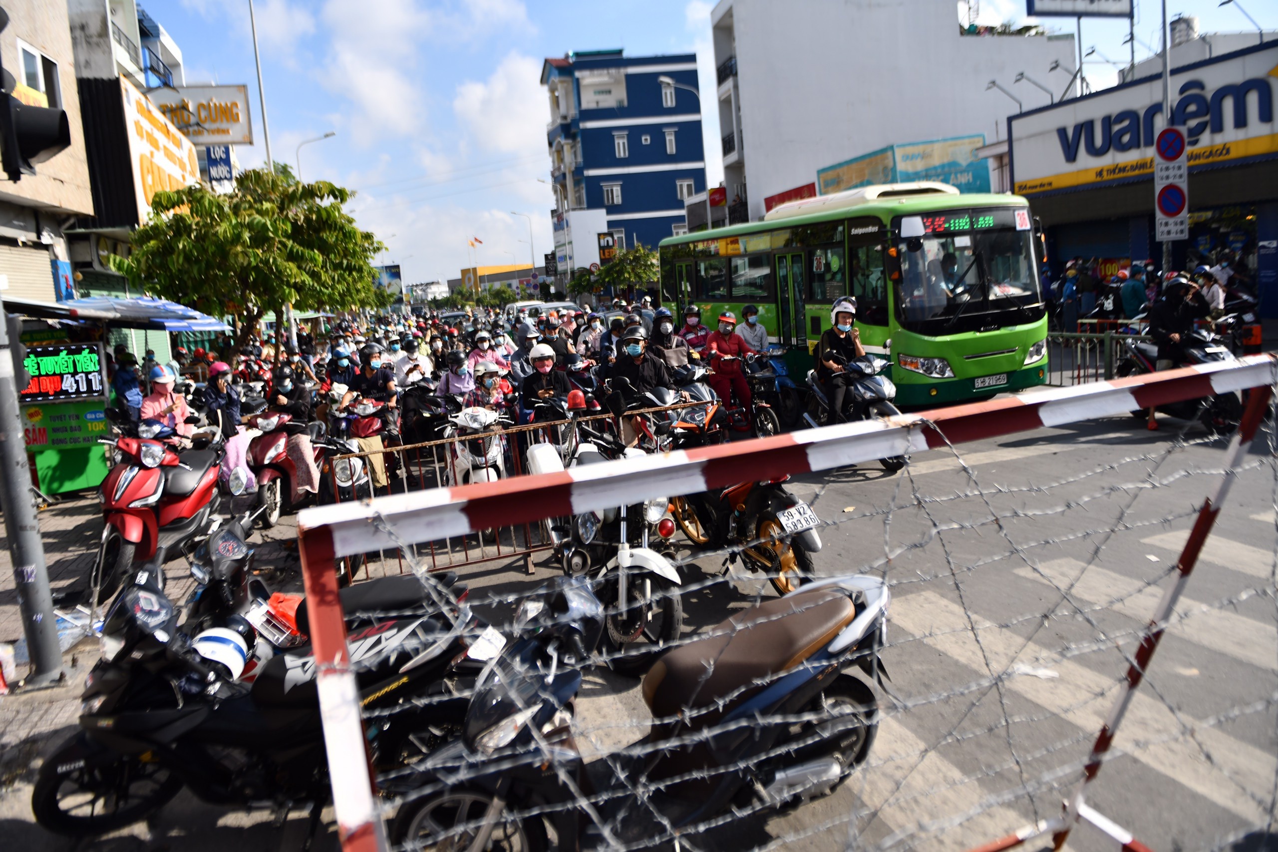 dich Covid-19 bung phat tai TP.HCM anh 1