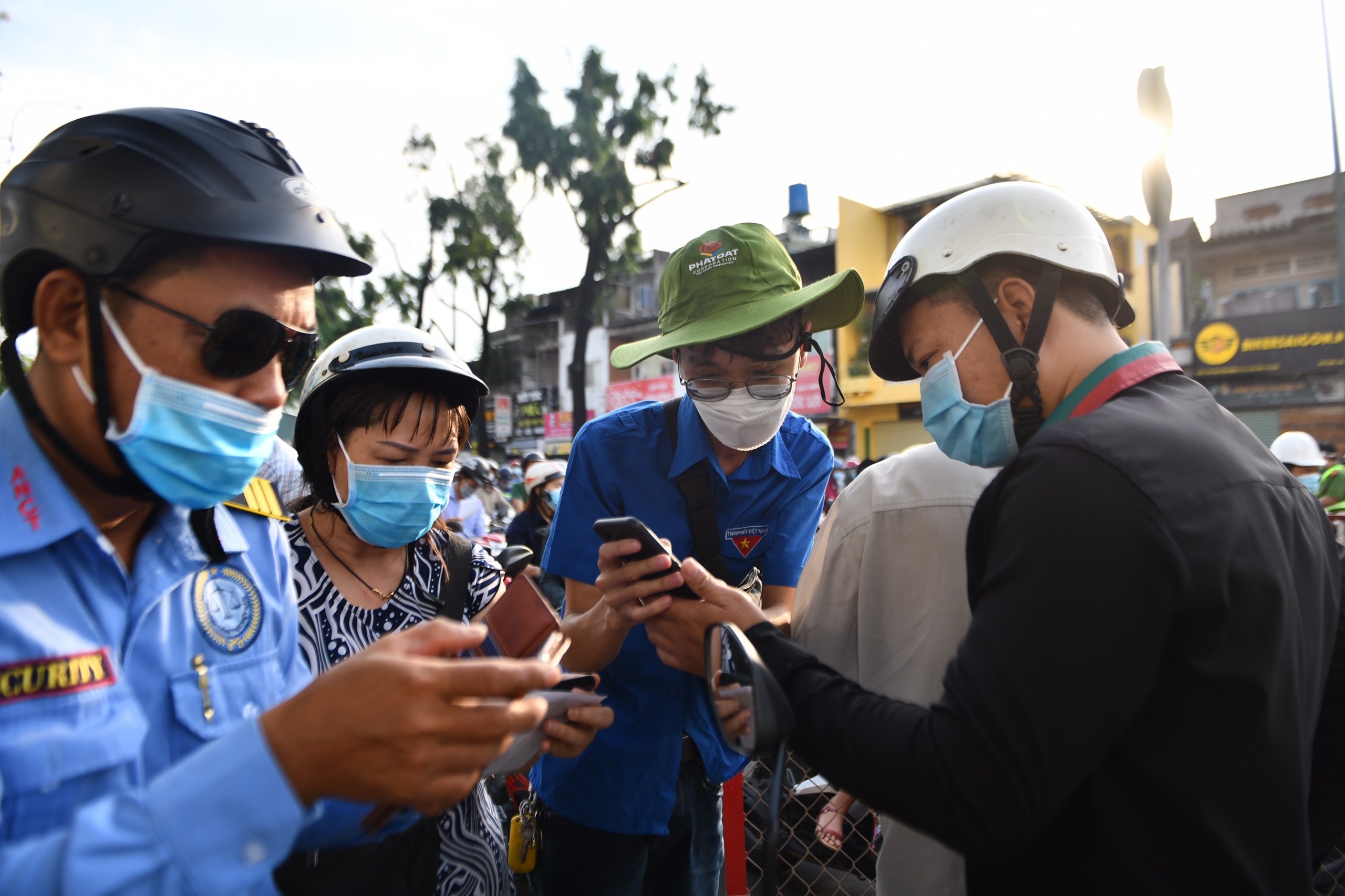 Tu 3/6, nguoi dan ra vao quan Go Vap phai khai bao y te the nao? hinh anh